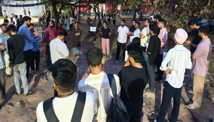आयुर्वेदिक कॉलेज में अनियमितताओं को लेकर एबीवीपी का प्रदर्शन, प्राचार्य को सौंपा ज्ञापन