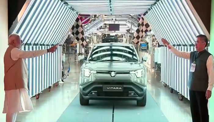 Maruti e-Vitara: पीएम मोदी ने मारुति सुजुकी की पहली EV कार को दिखाई हरी झंडी, जानें क्या होगी कीमत