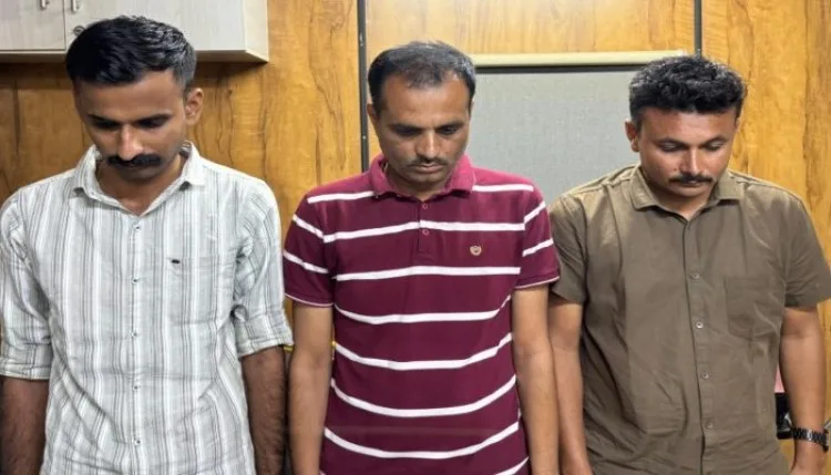 मोबाइल लौटाने के बदले 1 लाख रुपए रिश्वत लेते तीन पुलिसकर्मी गिरफ्तार