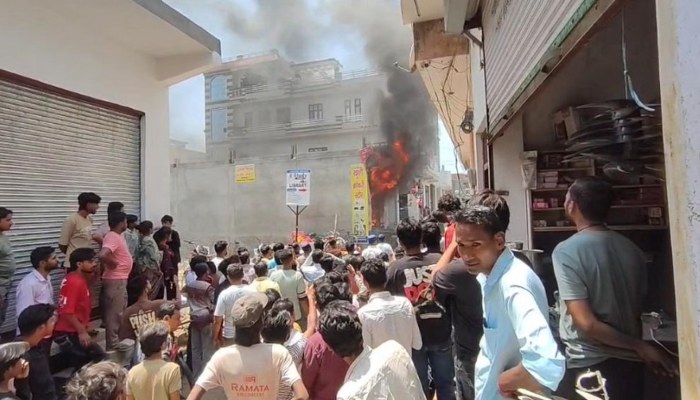 Meerut fire break out: सरधना में क्रॉकरी शोरुम में आग, लाखों का नुकसान