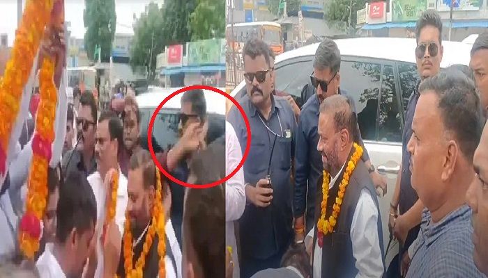 Swami Prasad Morya: पहले पहनाई माला फिर जड़ दिया 'स्वामी प्रसाद मोर्य' को तमाचा, कैमरे में कैद हुआ हमला