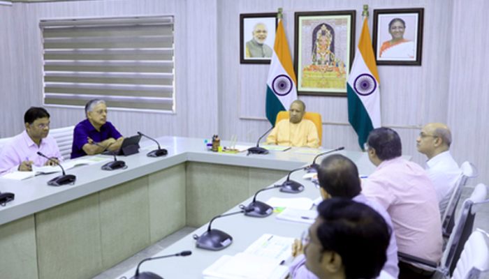 फुटवियर-लेटर विनिर्माण का वैश्विक हब बनेगा यूपी, सीएम योगी ने नीति को लेकर की अहम बैठक