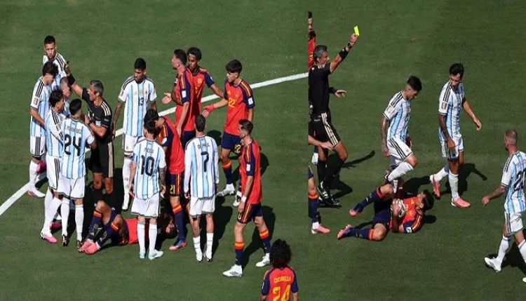 FIFA World Cup 2026 के फाइनल मैच भिड़े स्पेन-अर्जेंटीना के खिलाड़ी, मैदान पर जमकर हुई मारपीट