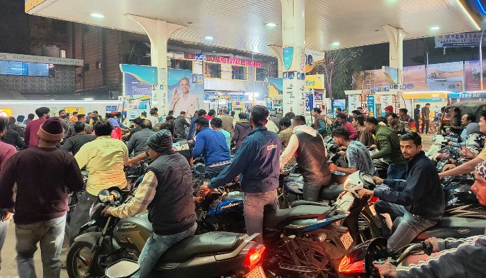 Petrol Diesel Crisis : अचानक पेट्रोल पंपों पर टूट पड़ी पब्लिक...लगी लंबी कतारें, अधिकारी बोले- अफवाहों पर न दें ध्यान
