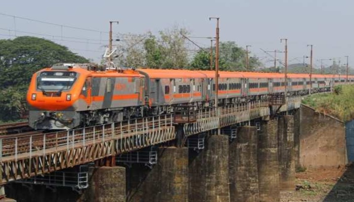 Amrit Bharat Express : यूपी से बिहार-बंगाल का सफर होगा सुहाना, पीएम मोदी ट्रेन को हरी झंडी दिखाकर करेंगे रवाना
