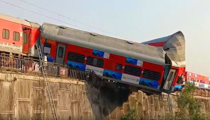 Rishikesh Train Accident: ऋषिकेश में उज्जैनी एक्सप्रेस के तीन डिब्बे पटरी से उतरे, हादसे की भयावह तस्वीरें आई सामने