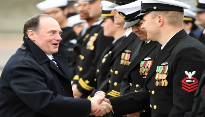 ईरान के साथ बढ़ते तनाव के बीच अमेरिका ने नौसेना सचिव जॉन फेलन को पद से हटाया