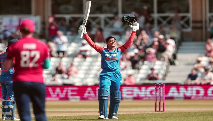 India Women vs England Women: मंधाना के ऐतिहासिक शतक के बाद चरनी की फिरकी में फंसे अंग्रेज, भारत ने जीता पहला T20