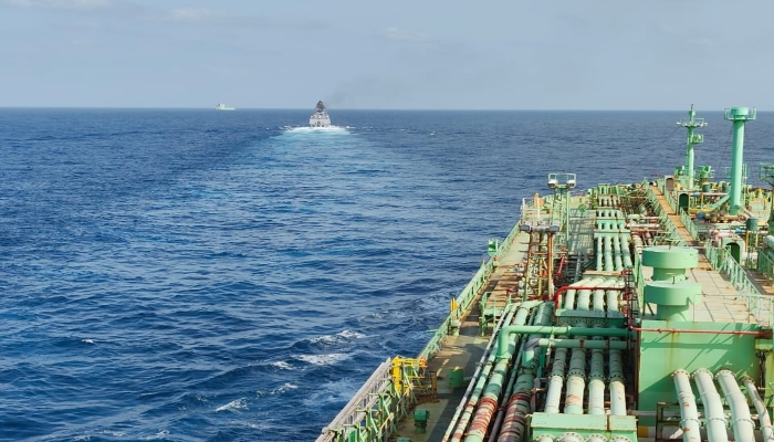 स्ट्रेट ऑफ होर्मुज में भारतीय जहाजों की हलचल तेज, सीजफायर के बाद भी हाई अलर्ट पर भारतीय नौसेना