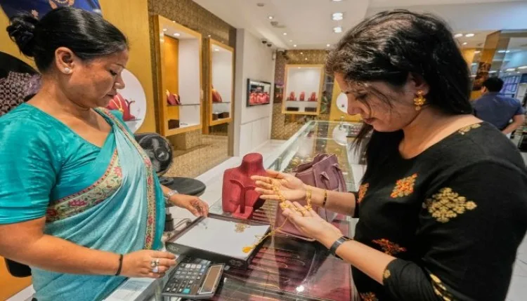 Gold Silver Price: सोने में भारी गिरावट, चांदी भी 9000 रुपये तक हुई सस्ती