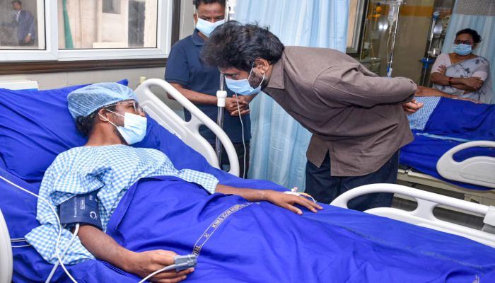 Visakhapatnam Steel Plant Accident: पवन कल्याण ने घायलों से मुलाकात, मुआवजे की घोषणा