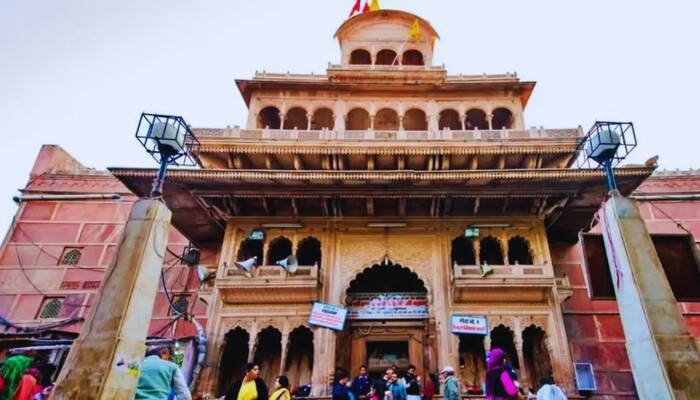 54 साल बाद खुलास बांके बिहारी मंदिर के खजाने का ताला, झलक देखने पहुंचे श्रद्धालु