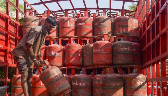 LPG Cylinder Crisis India: सरकार के निर्देश पर तेल रिफाइनरियों ने एलपीजी उत्पादन बढ़ाया, घरेलू आपूर्ति सुनिश्चित