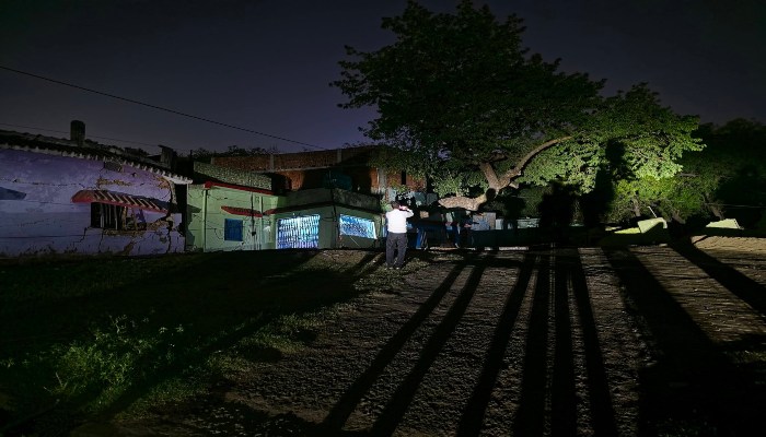 Dhanbad: तेज धमाके साथ 20 फीट गहरे गड्ढे में समाए दर्जनों घर, जान बचाकर भागे लोग