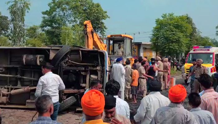 Hoshiarpur Bus Accident: पंजाब के होशियारपुर में भयानक हादसा, कार से टकराकर पलटी बस, 9 की मौत