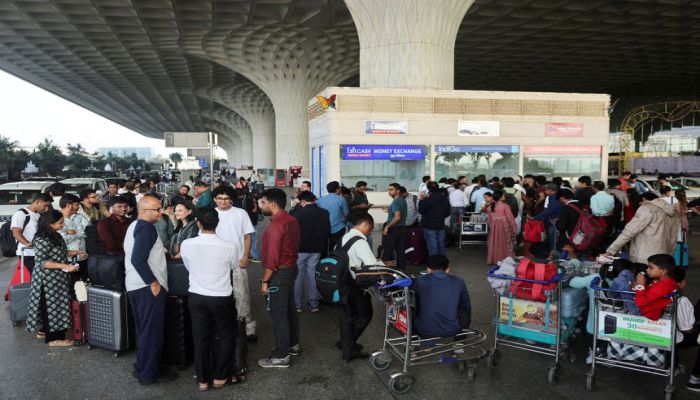 Indigo crisis: सोमवार को भी संकट बरकरार,  350 से ज्यादा उड़ानें रद्द, रेवले ने शुरू की स्पेशल ट्रेनें