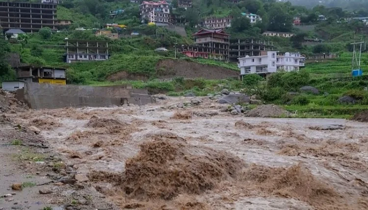 Himachal Rain: हिमाचल में रेड अलर्ट के बीच बारिश जारी, शिमला में भूस्खलन, 16 सड़कें बंद