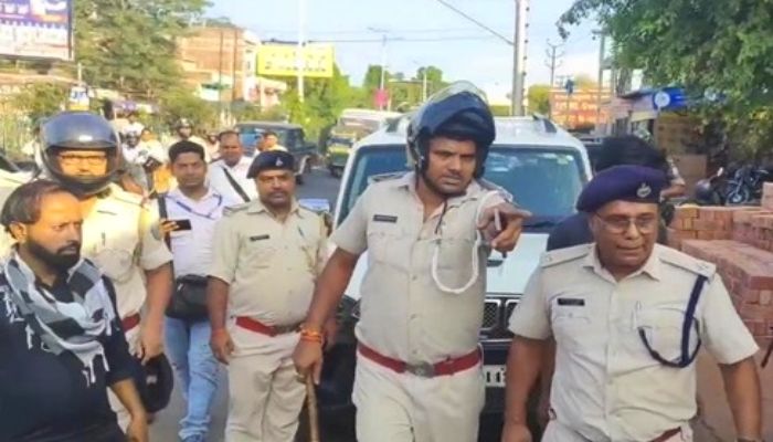 Dhanbad: धनबाद में BJP सांसद और कांग्रेस समर्थक भिड़े, पुलिस ने भांजी लाठी