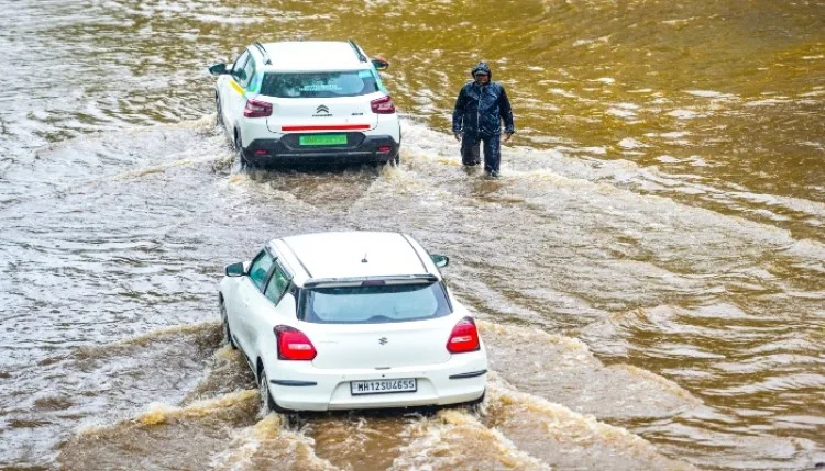 Maharashtra Rain: भारी बारिश से सड़कें डूबीं, कई नदियां उफान पर, समुद्र तट से दूर रहने की चेतावनी