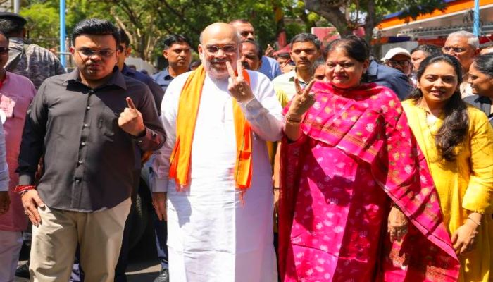 Gujarat Nikay Chunav 2026: गुजरात नगर निकाय की 9000 सीटों के लिए वोटिंग जारी, अमित शाह ने परिवार संग किया मतदान
