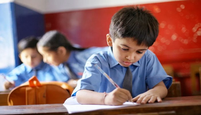 लखनऊ DM का सख्त आदेश: स्कूलों की मनमानी पर लगेगा 5 लाख का जुर्माना और रद्द होगी मान्यता