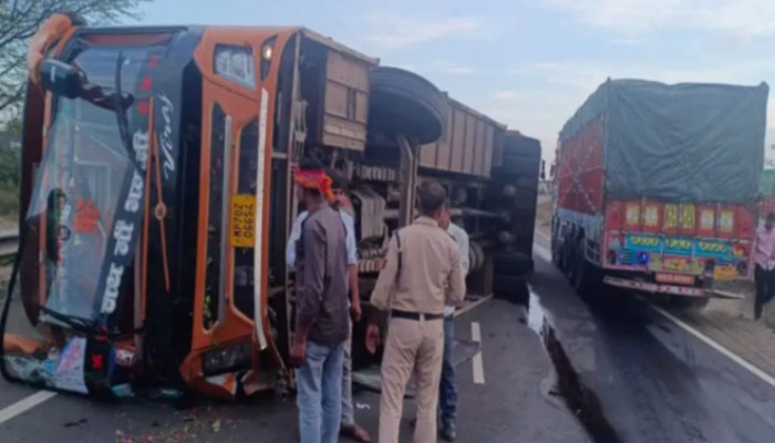 Morena Accident: बारातियों को लेकर उज्जैन जा रही बस पलटी, तीन की मौत, कई घायल