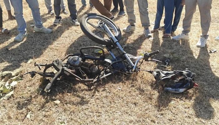 चलती बाइक में हुआ जोरदार धमाका, युवक के पैरों के उड़े चीथड़े, मौके पर मौत