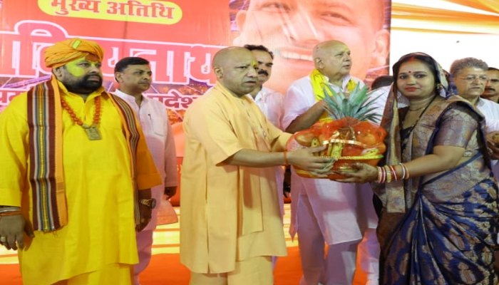 Diwali 2025 :  सीएम योगी ने अयोध्या की निषाद बस्ती में मनाई दिवाली, घर-घर जाकर बांटी मिठाइयां