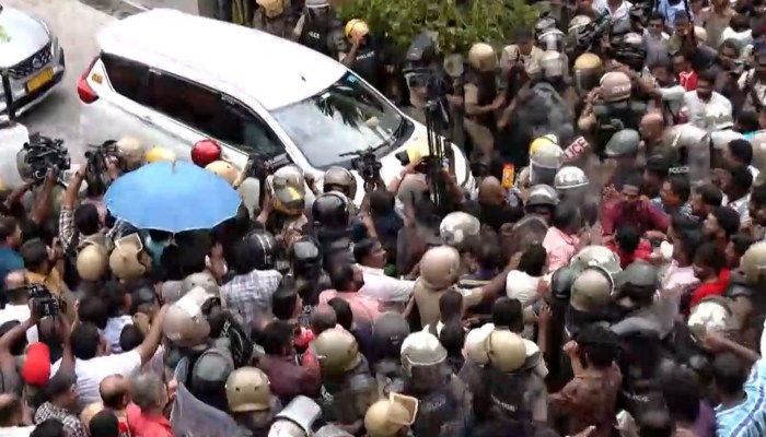 केरलम के पूर्व सीएम पीनाराई विजयन के घर ED का छापा, समर्थकों का हंगामा, अधिकारियों पर फेंके पत्थर