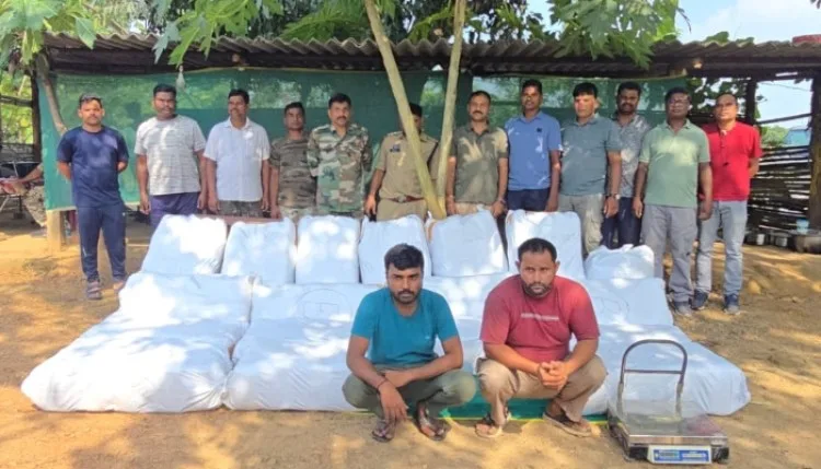 छत्तीसगढ़ पुलिस ने UP जा रहे ट्रक से पकड़ा 440 किलो गांजा, दो गिरफ्तार