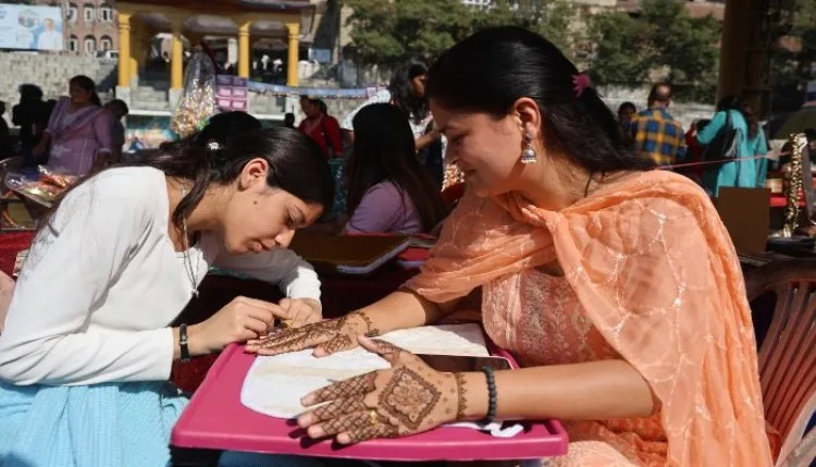 देर रात तक लगाई जा रही मेहंदी, भीड़ के कारण सड़क पर बना लिया पार्लर