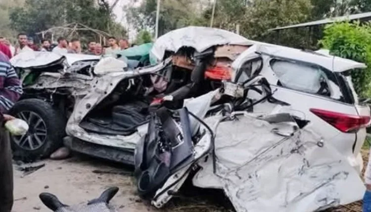 Maharashtra Accident: बीड में कार-एसटी बस की टक्कर, 5 की मौत
