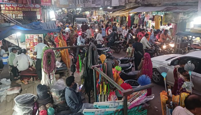 करवा चौथ पर बाजारों में रही रौनक, उमड़ी भारी भीड़