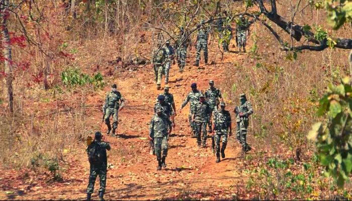 Bijapur Naxal Encounter: छत्तीसगढ़ में नक्सलियों के साथ बड़ी मुठभेड़, तीन जवान शहीद, 12 नक्सली ढेर
