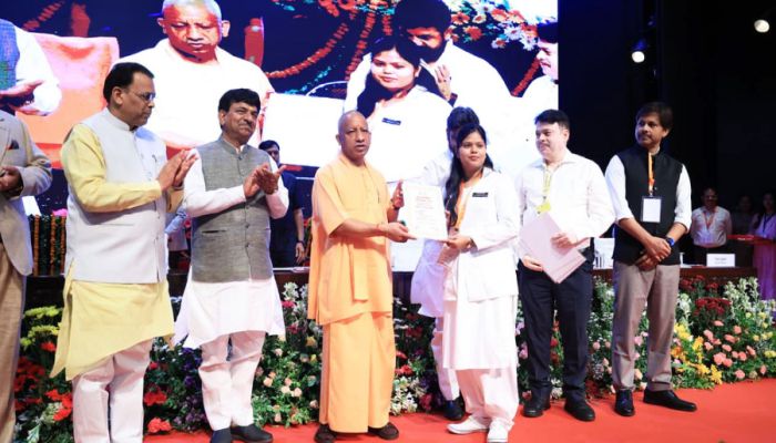 नियुक्ति पत्र पाकर भावुक हुए युवा, बोले- अब मेहनत के दम पर मिल रही नौकरी