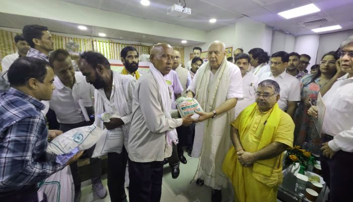 जल व्यर्थ न बहने दें, सखियां दे रहीं संदेश