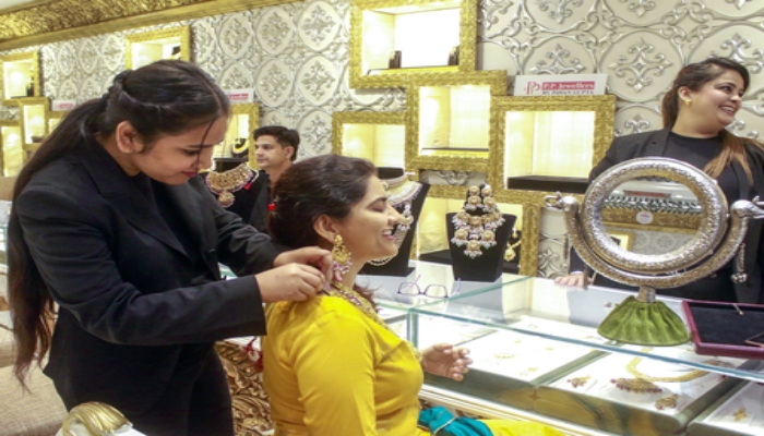 Bullion Market News: सोने की कीमत में मामूली गिरावट, चांदी के दाम में तेजी
