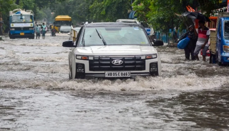 पश्चिम बंगाल में मानसून सक्रिय, कई जिलों में भारी बारिश की संभावना
