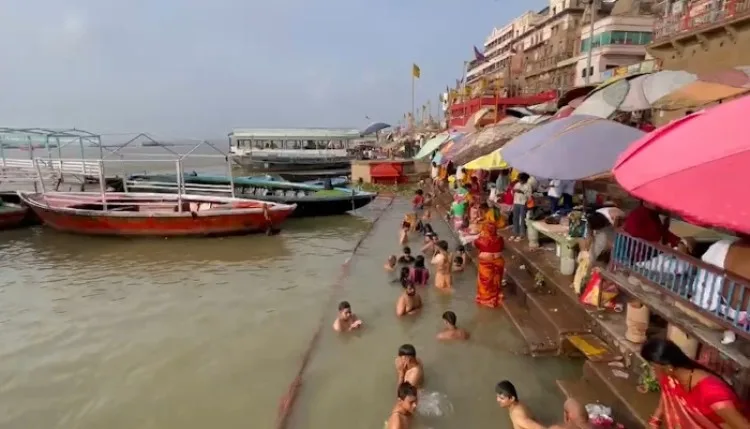 गुरु पूर्णिमाः वाराणसी के घाटों पर उमड़ी आस्था, गंगा स्नान और पूजा-अर्चना के लिए जुटे श्रद्धालु