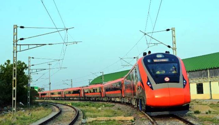 Raebareli: आरेडिका का पहला वंदे भारत ट्रेनसेट अत्याधुनिक सिस्टम से लैस, ट्रायल के लिए रवाना