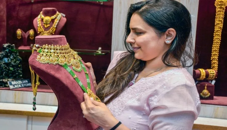 सोना-चांदी की चमक फीकी, चांदी करीब 2 प्रतिशत तक लुढ़की