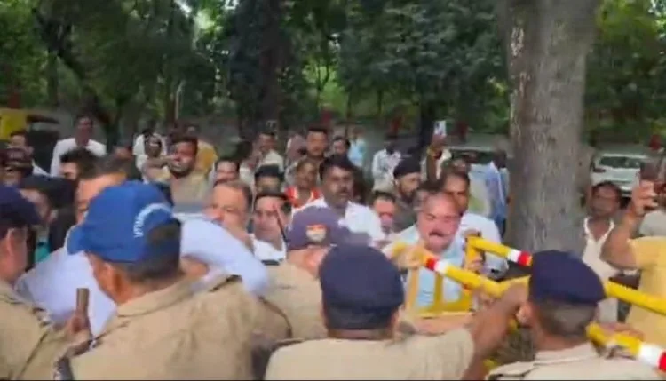 भाजपा के वर्तमान व कांग्रेस के पूर्व विधायक में टकराव, पुलिस के साथ भी धक्का-मुक्की