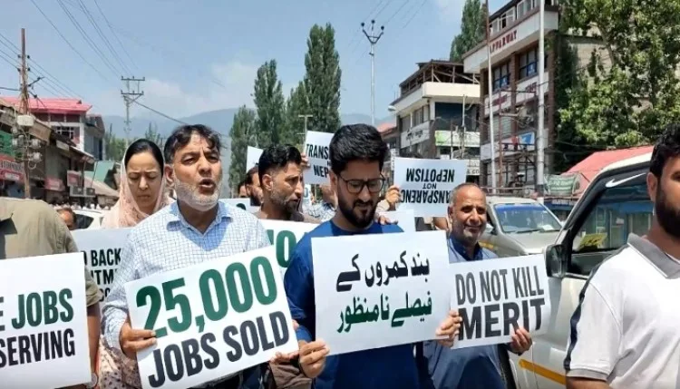 जम्मू-कश्मीरः रोजगार के मुद्दे पर PDP के युवा कार्यकर्ताओं ने भरी हुंकार, कई हाउस अरेस्ट