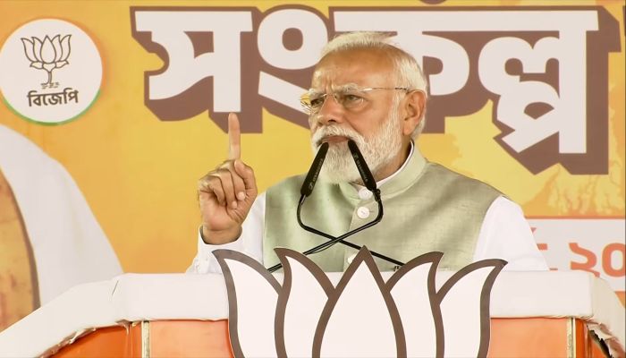 PM Modi ने कोलकाता में करोड़ों की विकास परियोजनाओं की रखी आधारशिला, बोले- बंगाल में परिवर्तन की आंधी को नहीं रोक पाएगी ममता सरकार