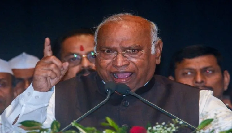 Congress अध्यक्ष को समझा रहे कार्यकर्ता को पीटा, PM MODI पर बोल रहे थे Kharge