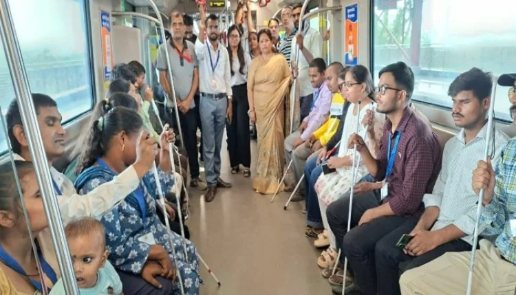 लखनऊ मेट्रो ने दिव्यांग छात्रों के लिए विशेष यात्रा का किया आयोजन