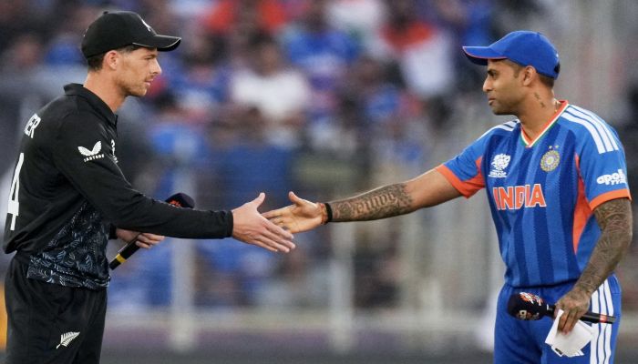 IND vs NZ Live Score: फाइनल मुकाबले में टीम इंडिया करेंगी पहले बल्लेबाजी, न्यूजीलैंड ने टॉस जीतकर चुनी गेंदबाजी