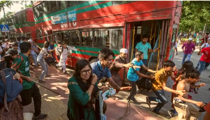 गोलाबारी के बीच सड़क पर आए शेख हसीना के समर्थक, पुलिस ने एकतरफा की कार्रवाई
