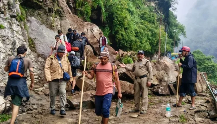 Uttarakhand Rain: भारी बारिश से बढ़ा भूस्खलन का खतरा, प्रशासन ने रोकी चारधाम यात्रा