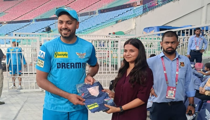 LSGRailSelfie के विजेताओं से क्रिकेटर आवेश खान ने की मुलाकात,  भेंट की टीम की जर्सी